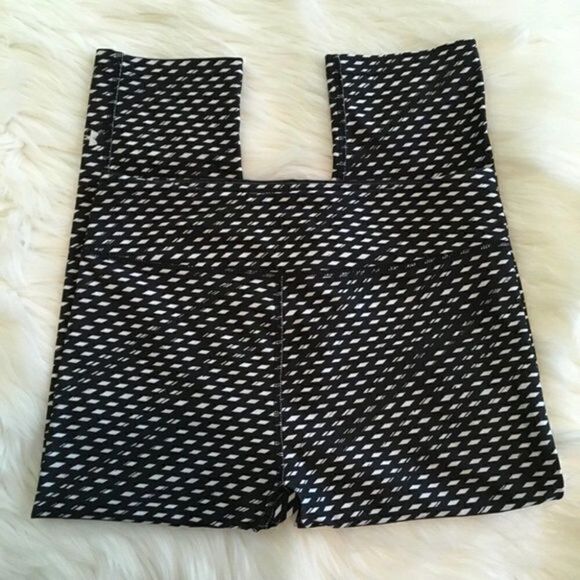 Cute Black & White UA Workout Capris Medium - Picture 2 of 3